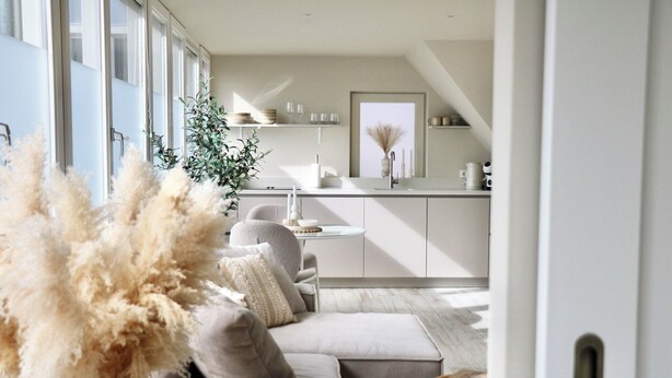 A modern kitchen with a dining area, a sofa, and a large window. - Breeze Inn - Ibiza apartment, BioScience Park Leiden, beach, Leiden, (Oegstgeest)