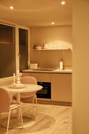 Fridge, microwave, oven, stovetop - Breeze Inn - Ibiza apartment, BioScience Park Leiden, beach, Leiden, (Oegstgeest)