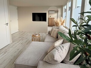 Smart TV, computer monitors - Breeze Inn - Ibiza apartment, BioScience Park Leiden, beach, Leiden, (Oegstgeest)