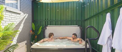 Outdoor spa tub