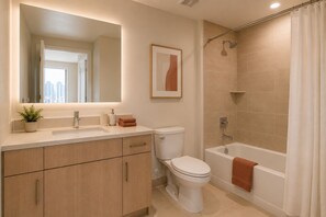 Standardzimmer | Badezimmer | Kostenlose Toilettenartikel, Haartrockner, Handtücher, Seife