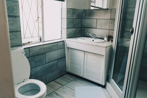 Classic Double Room | Bathroom - Leaf & Lark (Bloemfontein)
