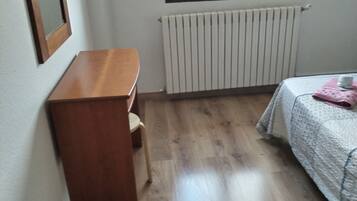 Eenvoudige kamer, 1 twee- of 2 eenpersoonsbedden, uitzicht op heuvels | Gratis wifi