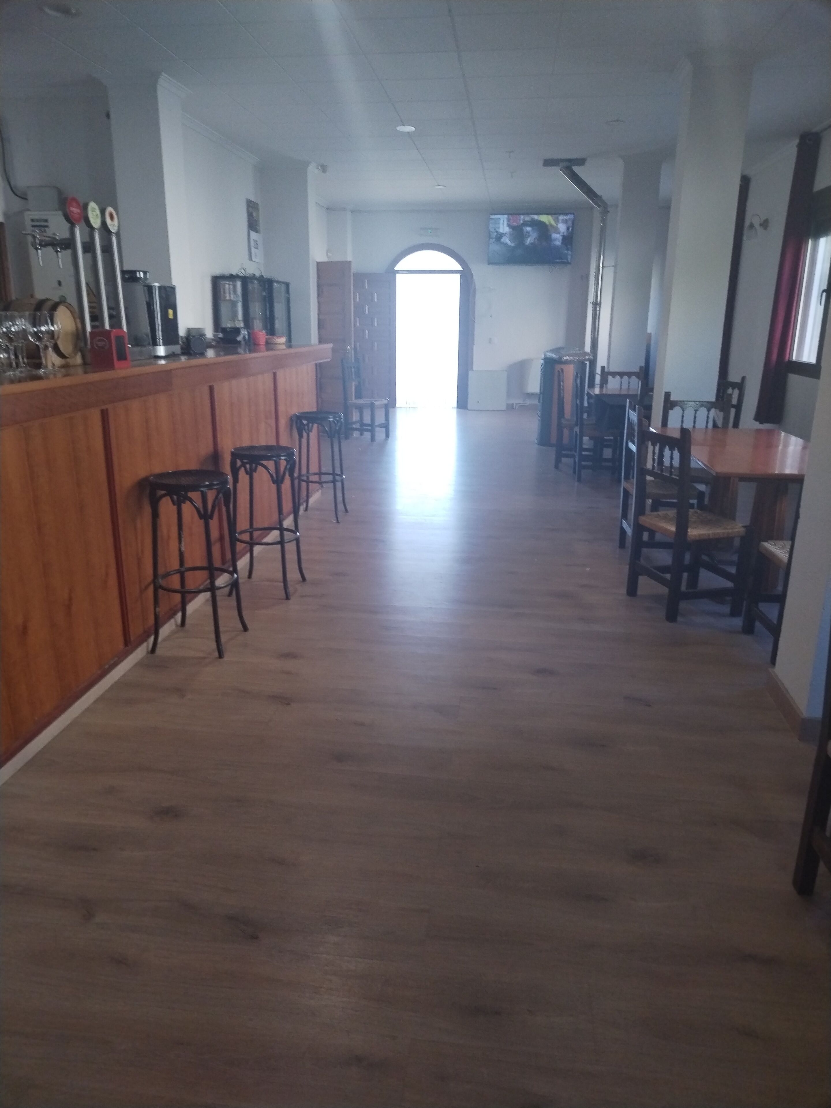 2 Bars/Lounges