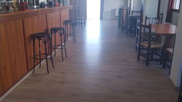 2 bars/lounges