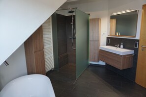 Haartrockner, Handtücher, Seife, Toilettenpapier