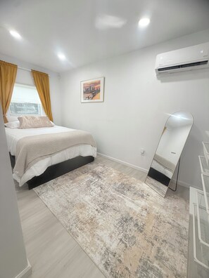1 bedroom, iron/ironing board, WiFi, bed sheets - Modern Tiny House in conveniently located Tampa Neighborhood. (Tampa)
