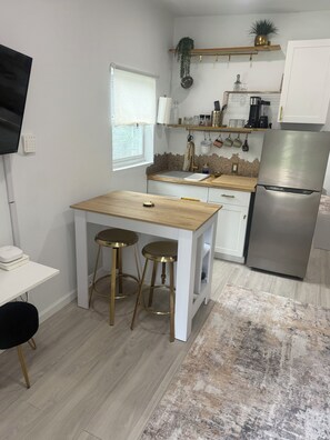 Private kitchen - Modern Tiny House in conveniently located Tampa Neighborhood. (Tampa)