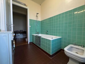 Hair dryer, bidet, towels, soap - Biarritz-Anglet, T3 independent apartment, quiet residential area. (Anglet)