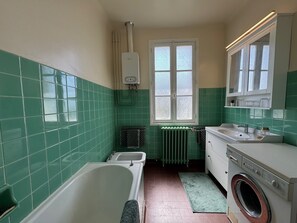 Hair dryer, bidet, towels, soap - Vrbo Property (Anglet)