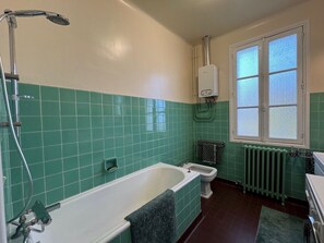Hair dryer, bidet, towels, soap - Vrbo Property (Anglet)