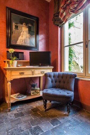 Deluxe Suite, Canal View | Living area - Canal Deluxe (Brugge)