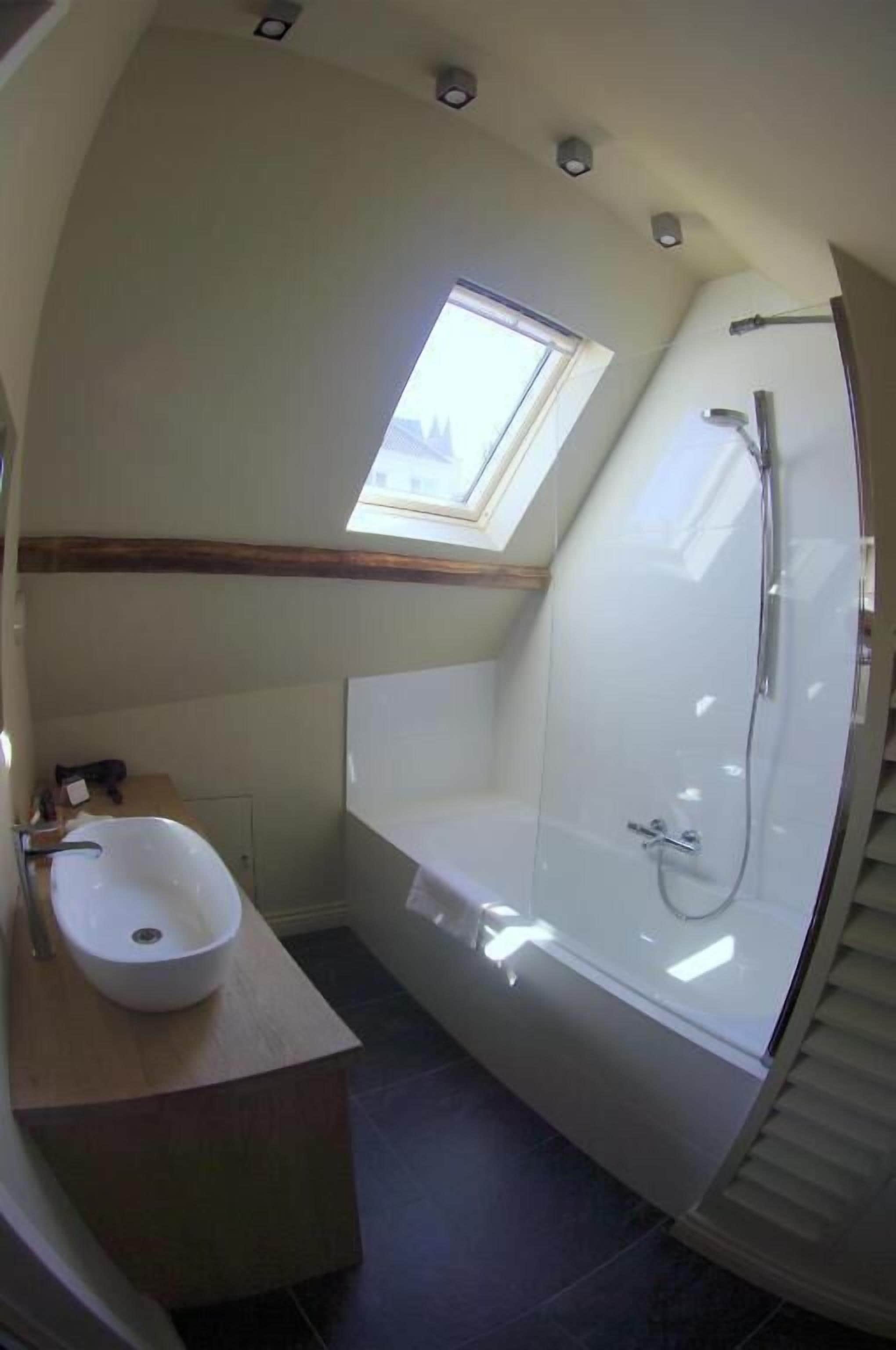 Junior Room, Canal View | Bathroom | Free toiletries, hair dryer, slippers, towels
