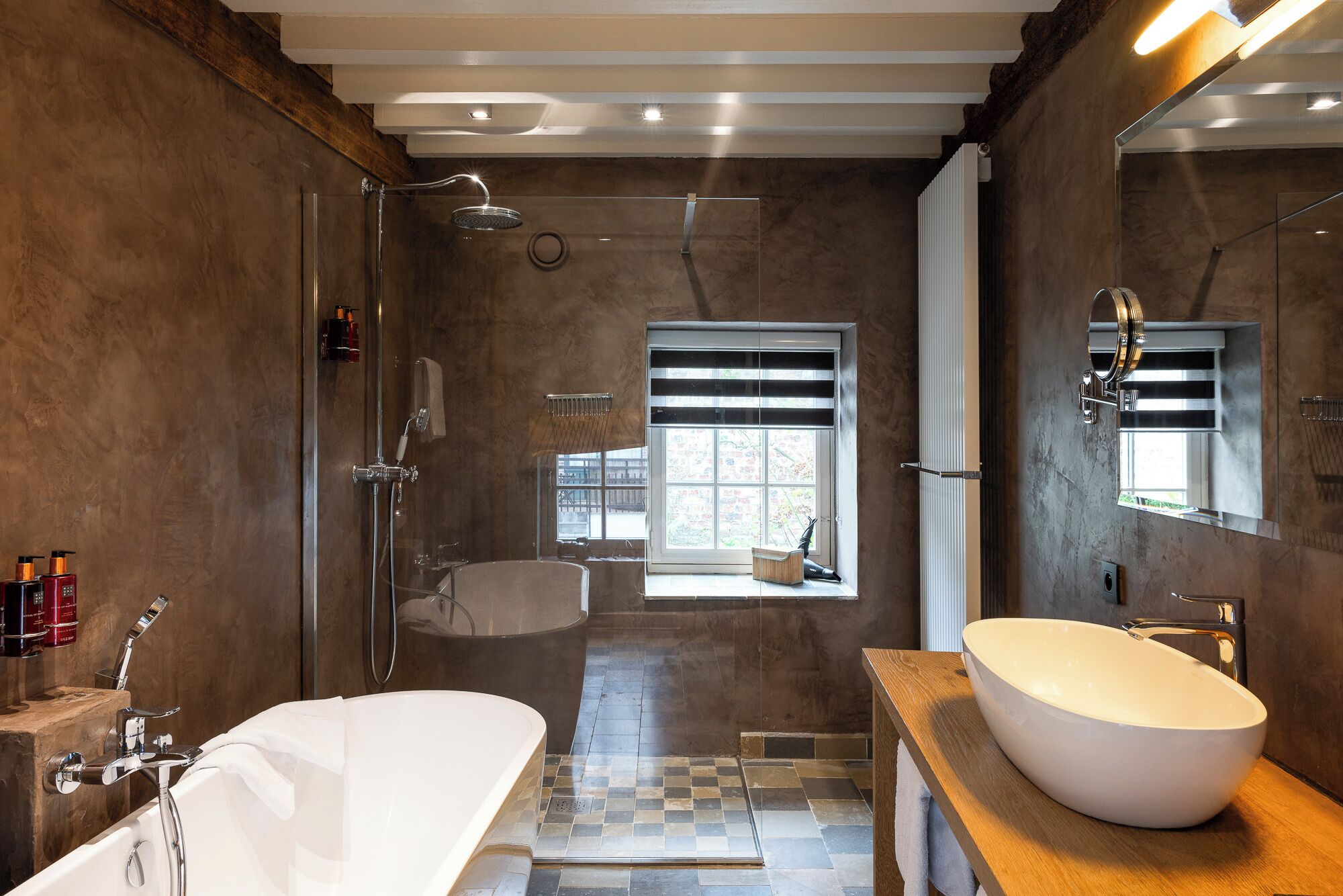 Suite Deluxe, vue canal | Salle de bain | Peignoirs, chaussons