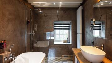 Suite Deluxe, vue canal | Salle de bain | Peignoirs, chaussons