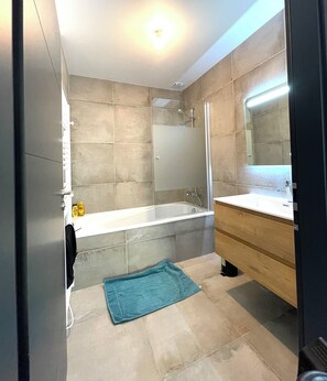 Douche, sèche-cheveux, papier toilette