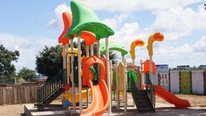 Un'area giochi con scivoli e strutture per arrampicarsi.