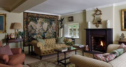 Stunning Cotswolds Farmhouse in Beautiful Village