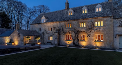 Stunning Cotswolds Farmhouse in Beautiful Village