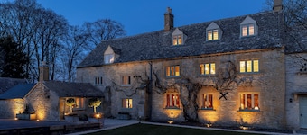 Stunning Cotswolds Farmhouse in Beautiful Village