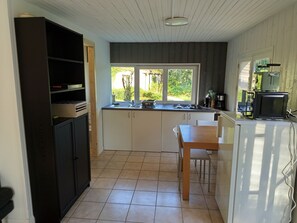 Private kitchen - Vrbo Property (Vaux-Villaine)