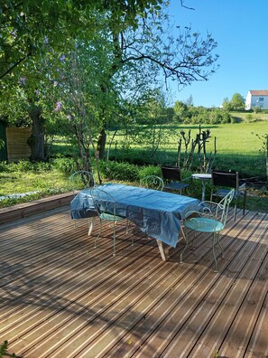 Outdoor dining - Vrbo Property (Vaux-Villaine)