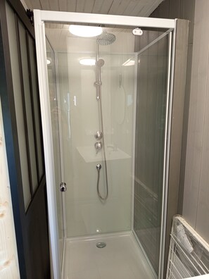 Shower, hair dryer, towels, toilet paper - Vrbo Property (Vaux-Villaine)