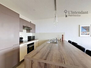 Fridge, microwave, oven, dishwasher - 2 bedrooms - Sea view - Swimming pool - Terrace (La Turbie)