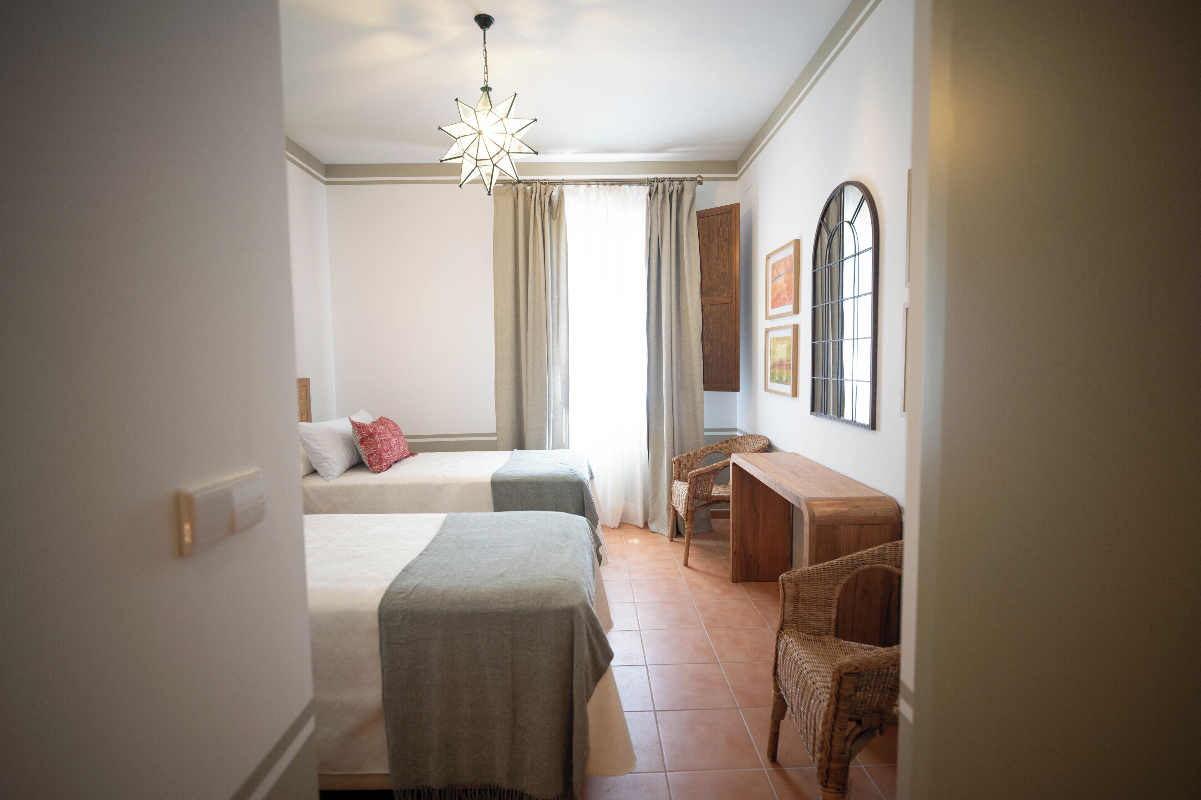 Habitación clásica con 2 camas individuales | Escritorio, espacio para trabajar con laptop y wifi gratis 