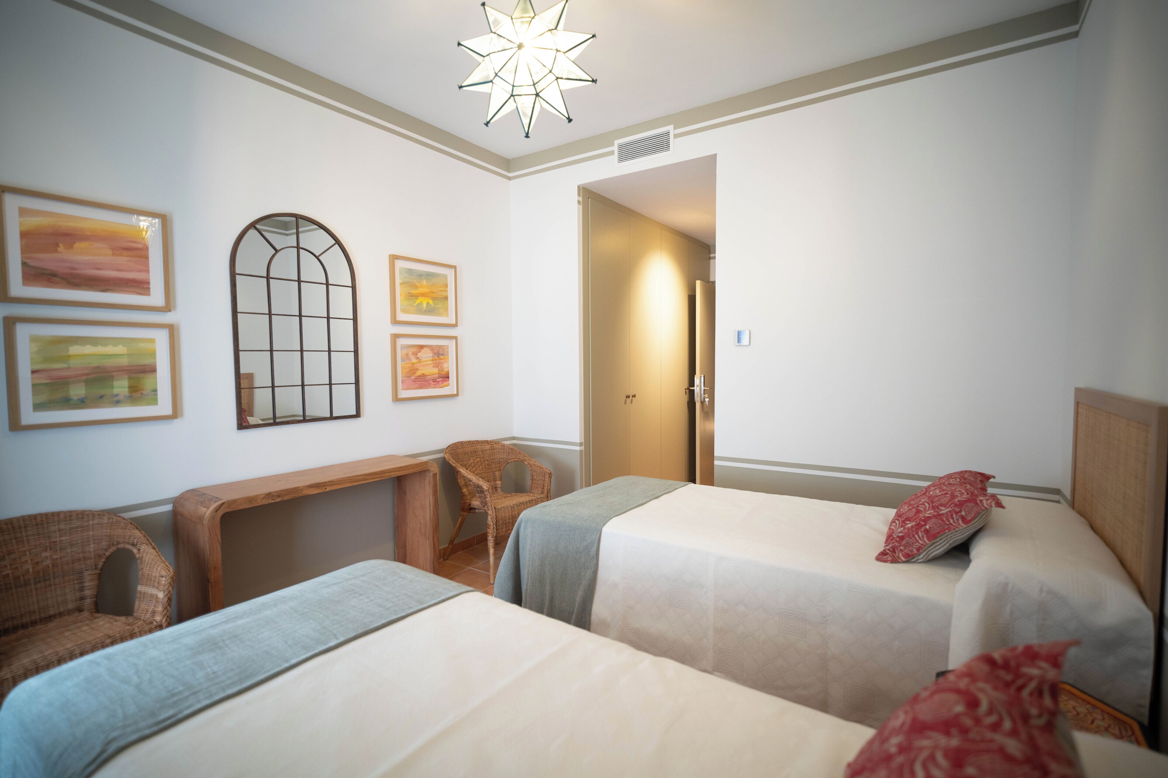 Classic Twin Room | Desk, laptop workspace, free WiFi