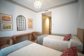 Classic Twin Room | Desk, laptop workspace, free WiFi - Posada Santa Paula (Sevilla)