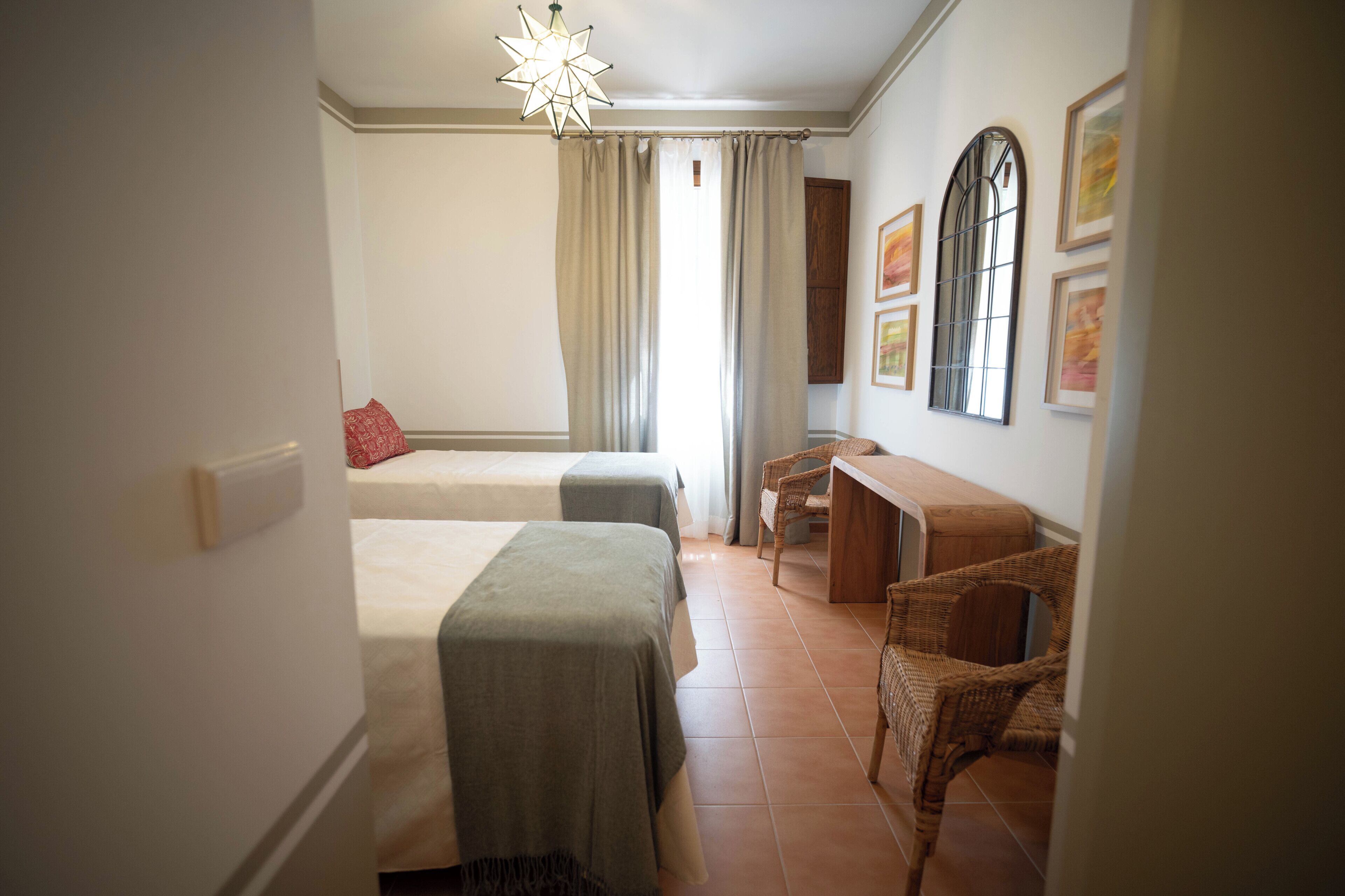 Habitación clásica con 2 camas individuales | Escritorio, espacio para trabajar con un portátil, wifi gratis