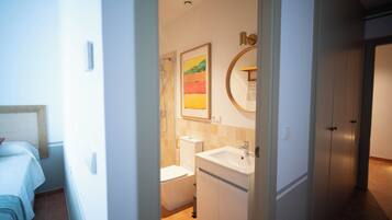 Classic Single Room | Bathroom | Hair dryer, towels, soap, shampoo