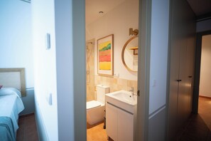 Classic Single Room | Bathroom | Hair dryer, towels, soap, shampoo - Posada Santa Paula (Sevilla)