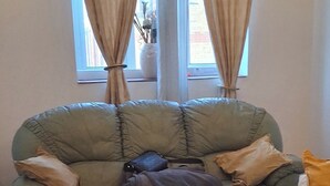 Living area - Visit Rochester Castle, stay in our cosy Little Rochester ,a 2 bed 🛌 apartment (Rochester)