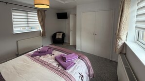 Makuuhuoneessa on sänky, tuoli, televisio ja vaatekaappi.