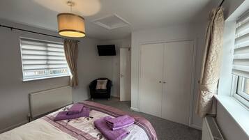 2 bedrooms, iron/ironing board, WiFi, bed sheets