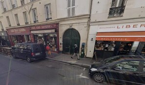 A street view with storefronts, including a bakery and a boulangerie. - Elegant 65m² Courtyard Apartment in Paris 7th - Walk to Eiffel Tower (Paris)