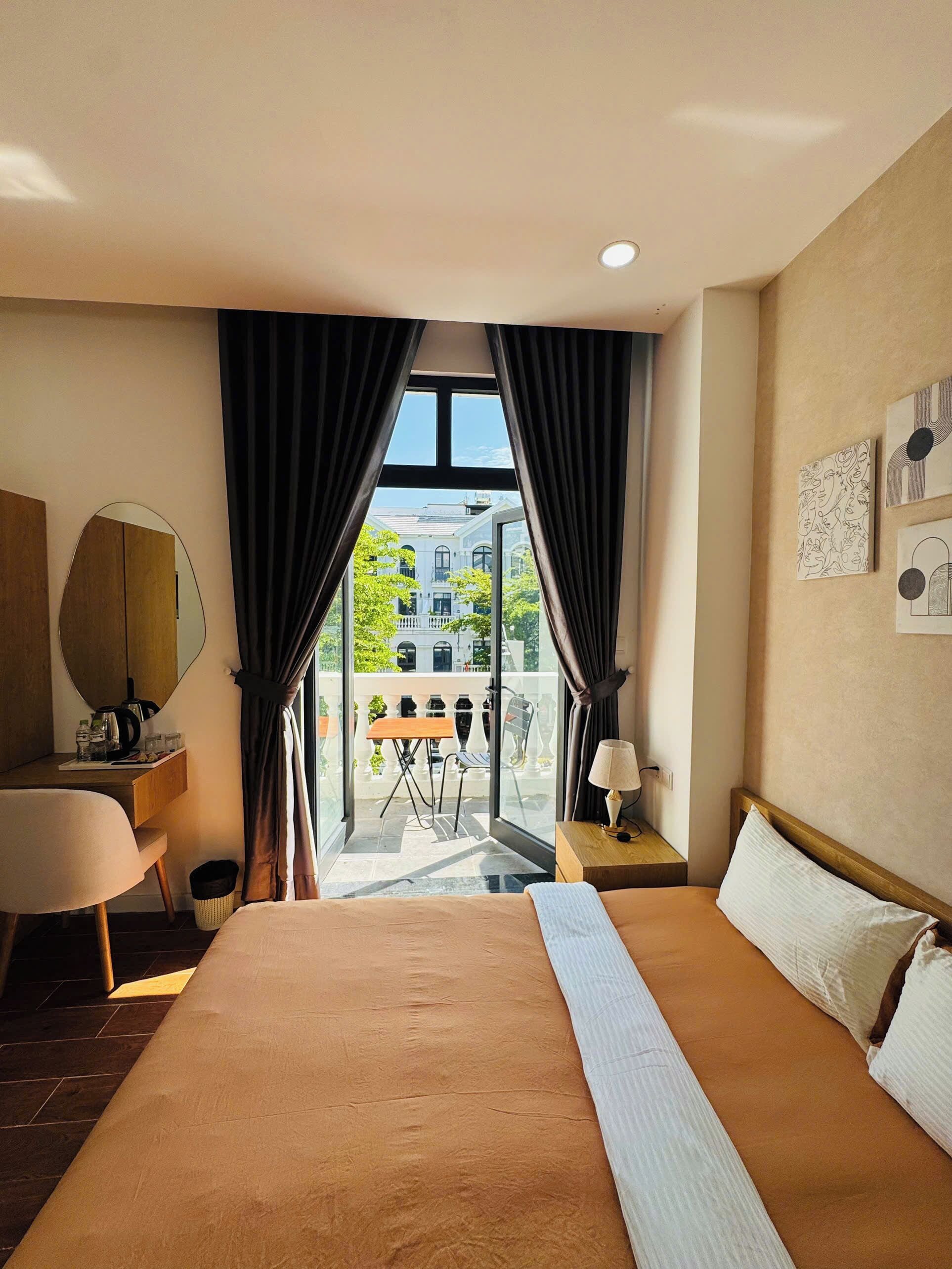 Deluxe Double Room, Balcony, City View | Desk, laptop workspace, soundproofing, free WiFi