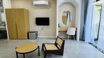 Escritorio y espacio para trabajar con laptop
