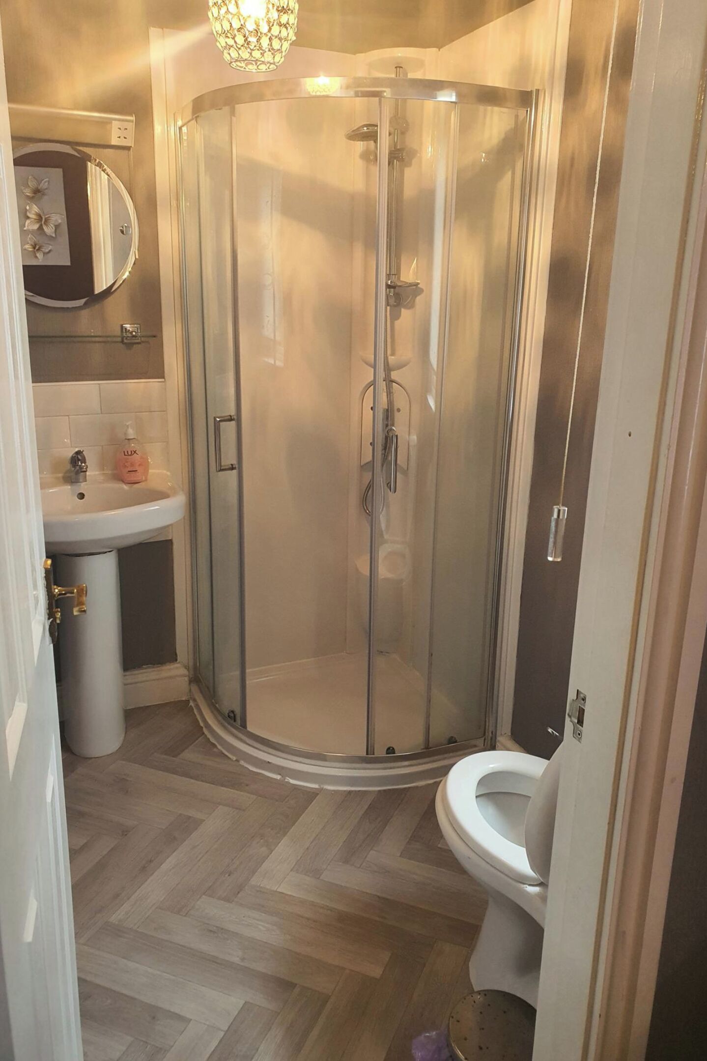 Combined shower/bathtub, deep-soaking bathtub, towels