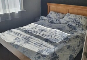 3 bedrooms, free WiFi, bed sheets - Wooden 3-bed Lodge, Sleeps 9/10 With Front Decking (Fleetwood)