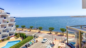 A coastal hotel with a pool, a street view, and a view of the sea. - Maricel apartment with pool and sea views (L'Escala)