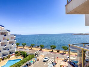 Ein Küstenhotel mit Pool, Straßenblick und Meerblick.