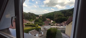 Ein Wohngebiet mit Häusern, einer Kirche und einem Hügel mit Bäumen.
