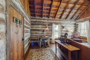 Interior - Lovely dog-friendly suite with tasting rooms along Hwy 290 Wine Trail (Fredericksburg)
