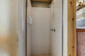 Bathroom - Lovely dog-friendly suite with tasting rooms along Hwy 290 Wine Trail (Fredericksburg)