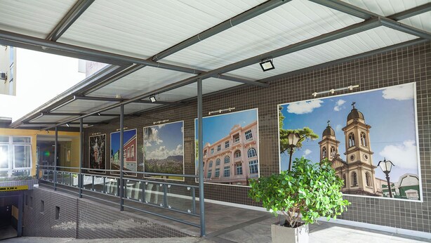 A covered outdoor area with a metal roof, tiled walls, and a staircase leading to an upper level. - TRI HOTEL SMART SANTA MARIA (Santa Maria)