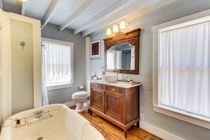 Shower, hair dryer, towels - Historic craftsman circa 1923 - walk to wineries & downtown, antique decor (Fredericksburg)