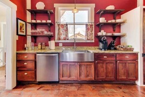 Fridge, microwave, oven, stovetop - Historic craftsman circa 1923 - walk to wineries & downtown, antique decor (Fredericksburg)